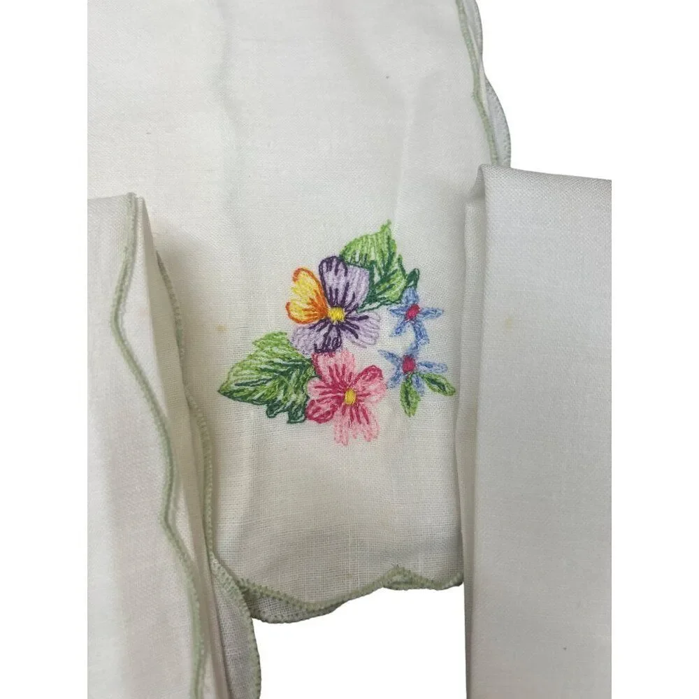 Set Of 4 Embroidered Floral Linen Napkins With Scalloped Edges 55% Ramie 45% Cot